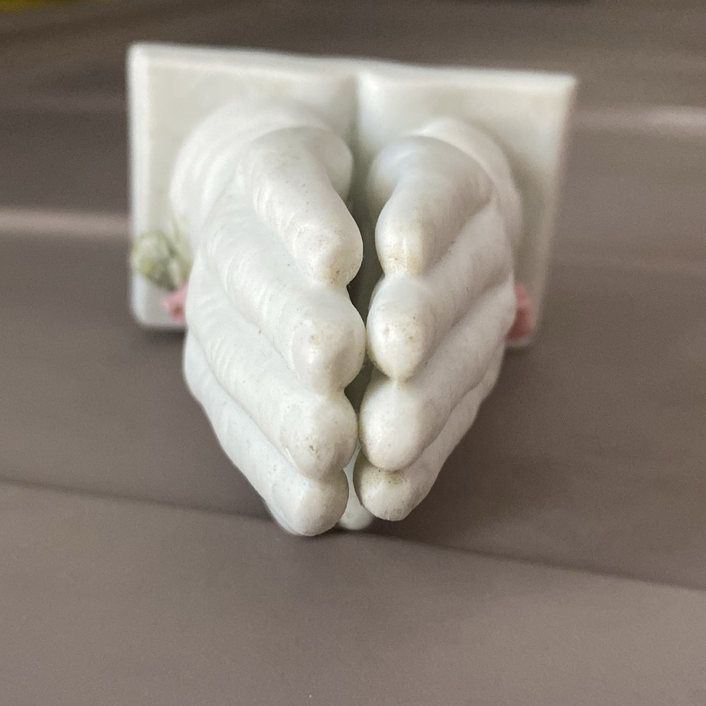 Vintage prayer hands over book and roses figurine - Picture 7 of 14